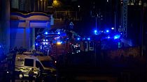 Los servicios de emergencia acuden al accidente de autobus este lunes en Mestre, Venecia. 