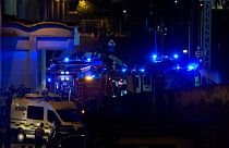 Los servicios de emergencia acuden al accidente de autobus este lunes en Mestre, Venecia. 