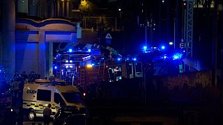 Los servicios de emergencia acuden al accidente de autobus este lunes en Mestre, Venecia. 
