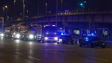 I servizi di emergenza intervengono dopo l'incidente mortale di un autobus in Italia