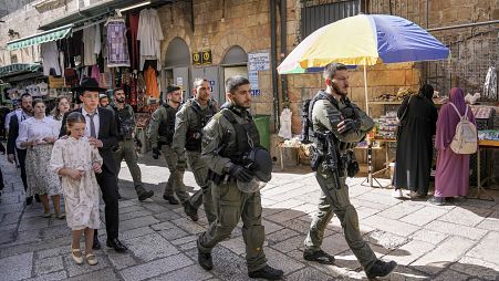 يهود يسيرون تحت حماية القوات الإسرائيلية خلال عطلة عيد العرش اليهودي في البلدة القديمة بالقدس. 2023/09/30