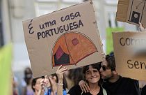 "É uma casa portuguesa", lê-se num cartaz erguido durante a manifestação pelo direito à habitação em Portugal, este sábado, em Lisboa