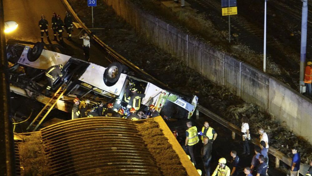 Autobus con turisti decolla dal ponte di Venezia: 21 morti, 18 feriti