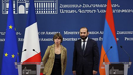 Il ministro degli Esteri francese Catherine Colonna con il suo omologo armeno  Ararat Mirzoyan