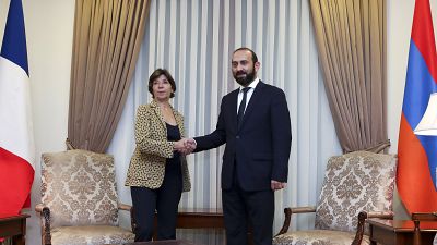 El ministro armenio de Asuntos Exteriores, Ararat Mirzoyan, y la ministra francesa de Asuntos Exteriores y Europeos, Catherine Colonna en Ereván, Armenia, 3/10/2023