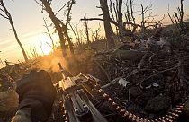 Ukraynalı bir asker Donetsk bölgesi, Andriivka yakınlarındaki Rus mevzilerine makineli tüfekle ateş açıyor, 27 Ağustos 2023\. 
