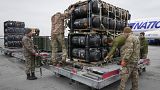 Ukrán katonák kicsomagolják az Amerikából érkezett Javelin páncéltörő rakétákat