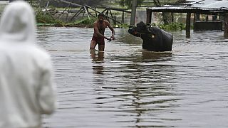  مياه الفيضانات بعد هطول أمطار غزيرة في حيدر أباد، الهند، الأربعاء 14 أكتوبر 2020.