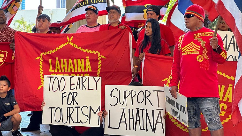 Жителите на Лахайна държат табели в Капитолия на щата Хавай