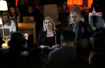 La ex periodista de la televisión estatal rusa Marina Ovsiannikova y Christophe Deloire, de Reporteros sin Fronteras,  el viernes 10 de febrero de 2023 en París.