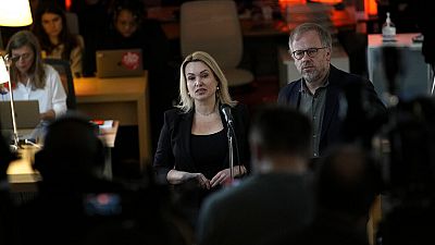 La ex periodista de la televisión estatal rusa Marina Ovsiannikova y Christophe Deloire, de Reporteros sin Fronteras,  el viernes 10 de febrero de 2023 en París.