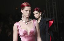 عارضتان تعرضان أزياء من تصميم دار ألكسندر ماكوين في باريس - 2020