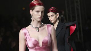 عارضتان تعرضان أزياء من تصميم دار ألكسندر ماكوين في باريس - 2020