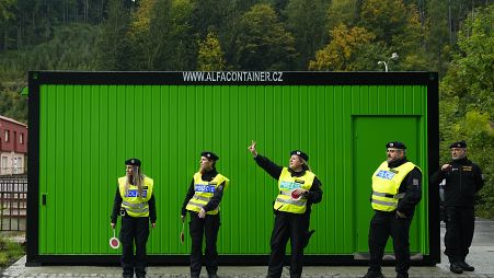 Agentes da polícia checa iniciaram o controlo das fronteiras com a Eslováquia, para combater a imigração ilegal