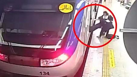 دوربین های مدار بسته مترو تصاویری از بعد از بیهوش شدن دختر دانش آموز در مترو را منتشر کرند. 