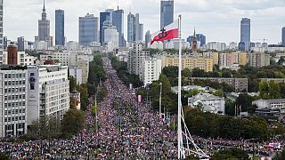 Több ezer ember gyűlik össze a kormányzó populista Jog és Igazságosság párt elleni ellenzéki tüntetésre a lengyelországi Varsóban 2023\. október 1-jén, vasárnap. 