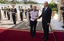 A Presidente da Comissão Europeia, Ursula von der Leyen, deslocou-se pessoalmente à Tunísia e encontrou-se com o Presidente Kais Saied para finalizar o memorando.