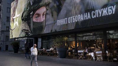 Fuerzas especiales rusas en un cartel en la calle
