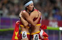 تصویر دو قهرمان دو‌میدانی زنان چین در بازی‌های آسیایی هانگژو