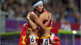 تصویر دو قهرمان دو‌میدانی زنان چین در بازی‌های آسیایی هانگژو