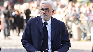  Френският ефирен водещ Паскал Прауд не е чужд за полемиките. Неговото всекидневно дебатно шоу е упреквано, че е съзнателно провокативно. 