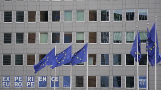 أعلام الاتحاد الأوروبي في مقر الاتحاد الأوروبي في بروكسل