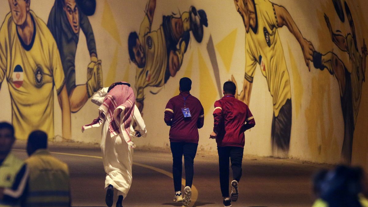  أعضاء فريق الاتحاد السعودي لكرة القدم يغادرون ملعب نقش جهان في مدينة أصفهان بوسط إيران، يوم الاثنين 2 أكتوبر 2023. 