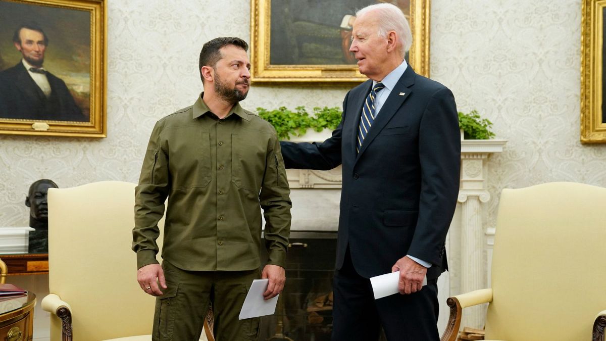 El Presidente Joe Biden se reúne con el Presidente ucraniano Volodymyr Zelenskyy en el Despacho Oval de la Casa Blanca el mes pasado.