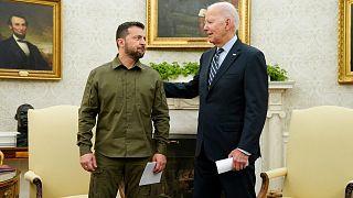 Präsident Joe Biden trifft sich mit dem ukrainischen Präsidenten Volodymyr Zelenskyy im Oval Office des Weißen Hauses im letzten Monat