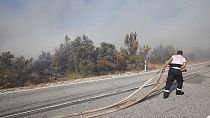 Bombeiro croata nas operações de combate a incêndio na fábrica de plásticos Drava International, Osijek, Croácia, 4 de outubro de 2023