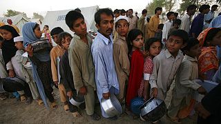 Sorbaállás ételért egy pakisztáni menekülttáborban 2009 májusában - a kép illusztráció! 
