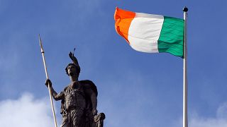 Irska zastava vijori se na glavnoj pošti u Dublinu.