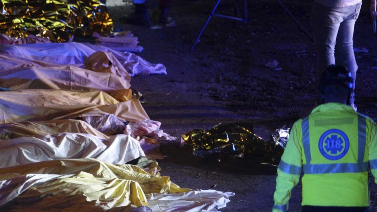 Varios cadáveres yacen en la calzada cubiertos con sábanas blancas tras el accidente de autobús de este martes en Venecia. 