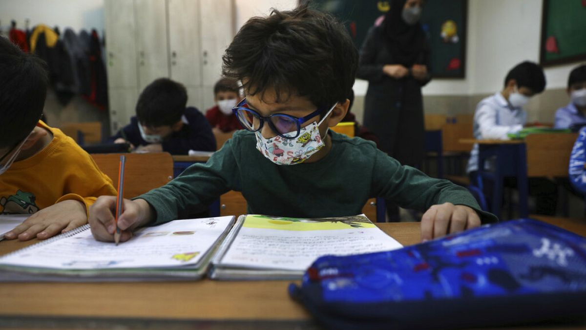 مدرسة ابتدائية في طهران، إيران، الاثنين، 11 أبريل 2022.