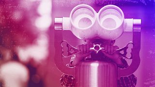  Дете употребява бинокъл в Galleria Vittorio Emanuele II в Милано, април 2015 година 