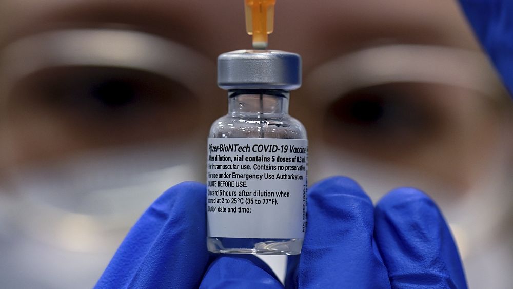 Фармацевтът Лена Спрингман подготвя ваксинация срещу COVID 19 с ваксина на