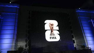 شعار كأس العالم 2026 يظهر على شاشة خارج مرصد جريفيث في لوس أنجلوس