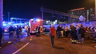 عناصر الإطفاء في موقع حادث حافلة في بالقرب من البندقية