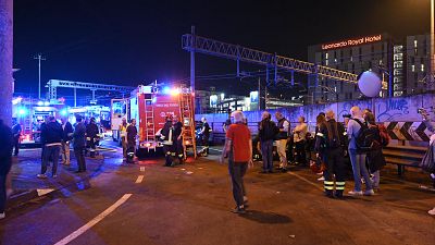 عناصر الإطفاء في موقع حادث حافلة في بالقرب من البندقية