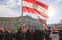 Persone partecipano a una manifestazione contro le restrizioni imposte dal coronavirus a Vienna, Austria, 8 gennaio 2022\. 