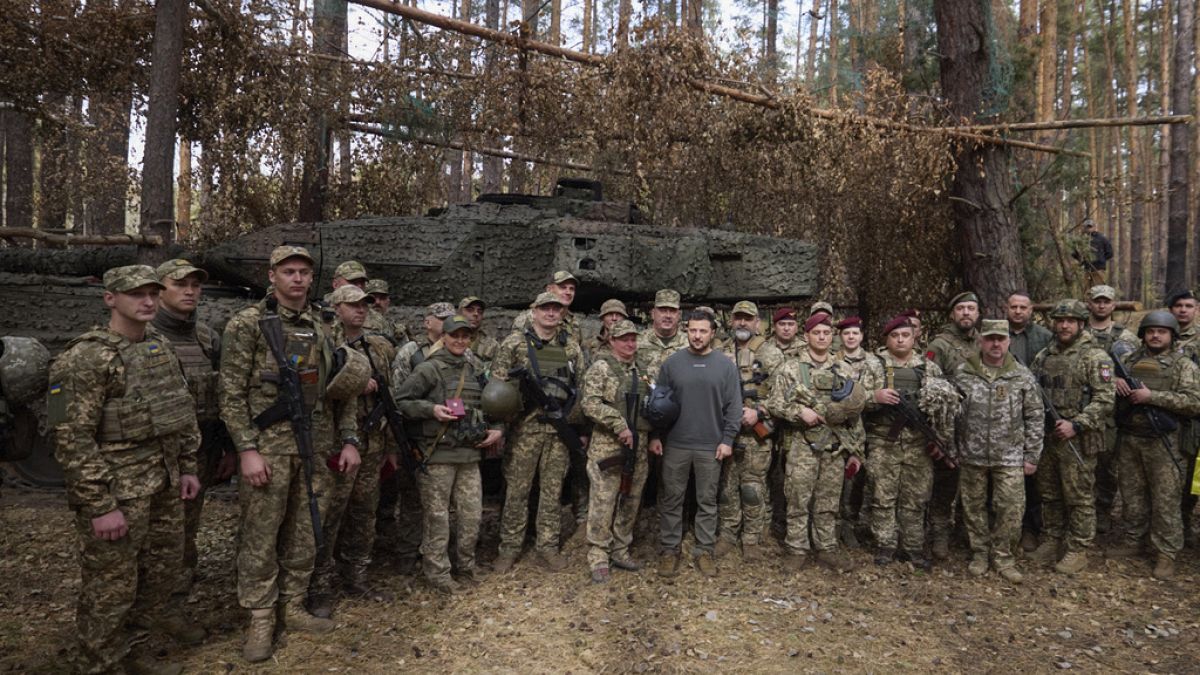 Zelensky con le truppe ucraine davanti ad un Leopard 2 nella regione di Kharkiv. (3.10.2023)