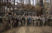 O Πρόεδρος της Ουκρανίας  με Ουκρανούς στρατιώτες μπροστά από ένα τανκ Leopard 2 στην πρώτη γραμμή στην περιοχή Χάρκοβο, 4 Oκτωβρίου 2023