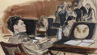 En este boceto del tribunal, el fundador de FTX, Sam Bankman-Fried, en primer plano, se sienta a la mesa de la defensa. 