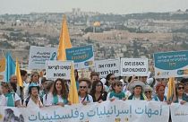 «Αρκετά» γράφει πλακάτ που κρατάει διαδηλώτρια στην πορεία ειρήνης