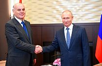 Rusya Devlet Başkanı Vladimir Putin (sağda) Abhazya'da Rus yanlısı lider Aslan Bzhania (solda) ile tokalaşırken / Arşiv