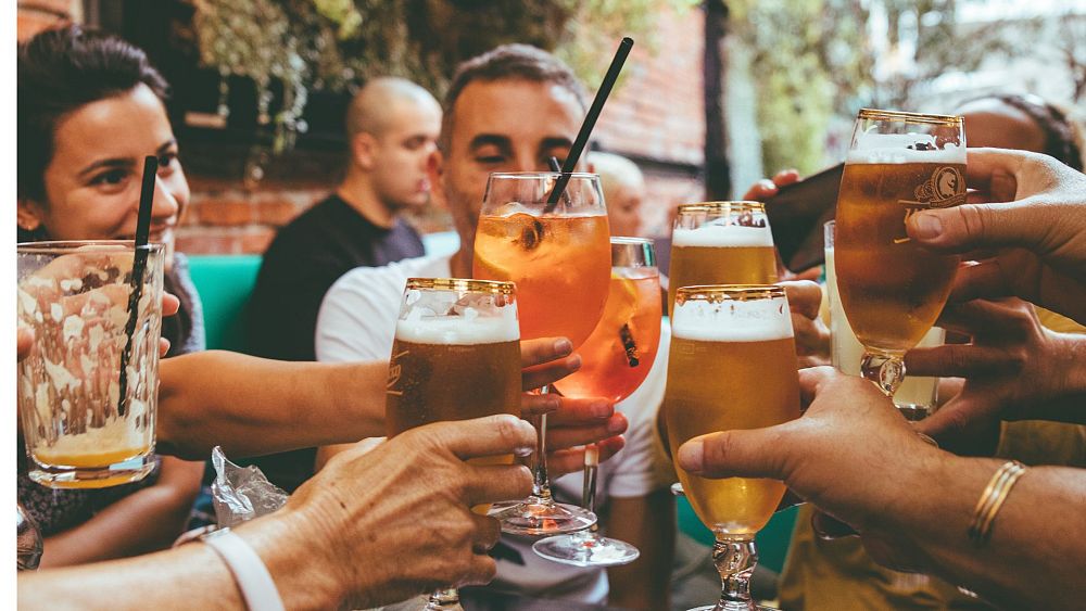 Местните се наслаждават на напитки в София, България - Авторско право Fred