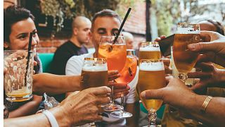  Местните се любуват на питиета в София, България 