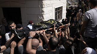  صورة من الارشيف لتشييع جثمان الشاب عبد الله أبو حسن (18 عاماً) الذي قتل بنيران إسرائيلية، 22 أيلول 2023