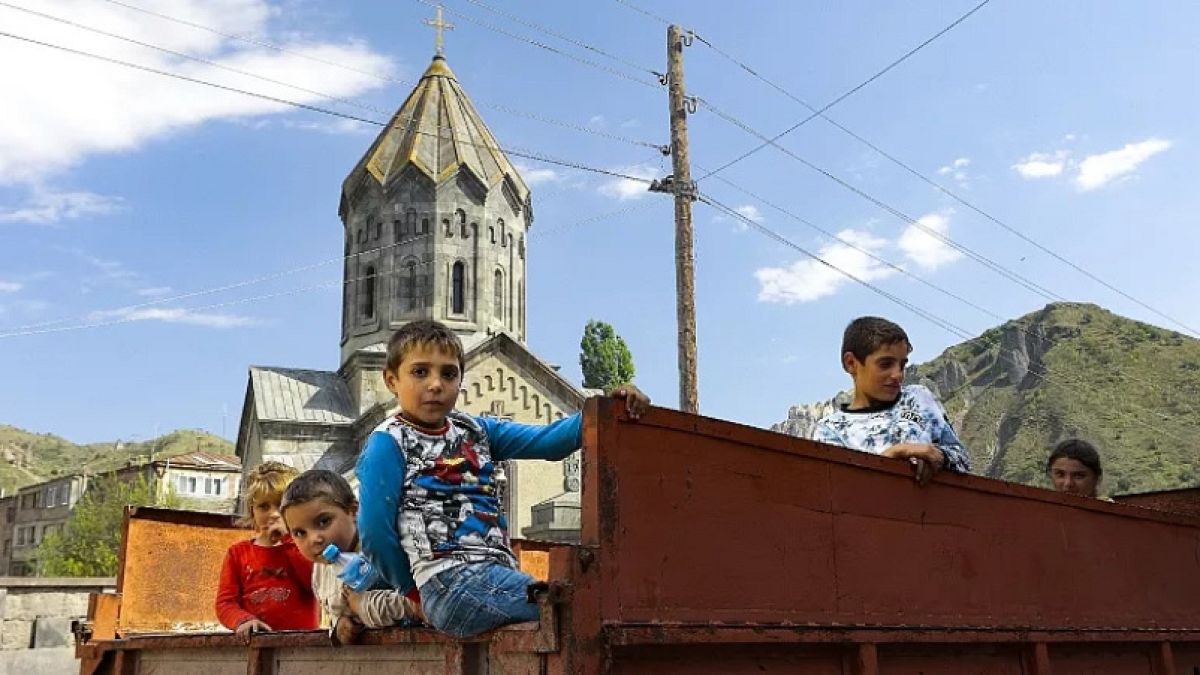 Дети из Нагорного Карабаха прибыли в Горис в Сюникской области Армении, 28 сентября 2023 года.