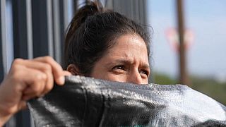 Mulher de rosto semicoberto no dia do julgamento de cinco jovens israelitas no Chipre, acusados de violação coletiva, 5 de outubro de 2023